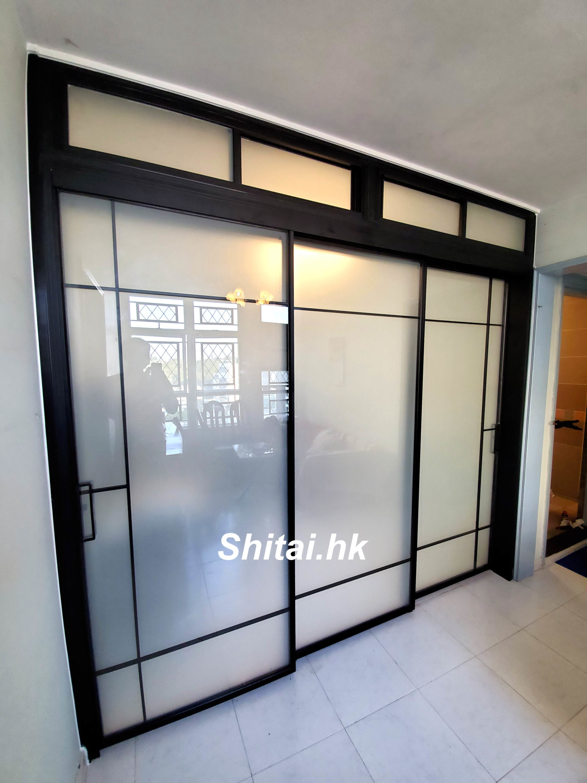 <p>Narrow Frame System for Three Suspended Doors (BLK)</p>
